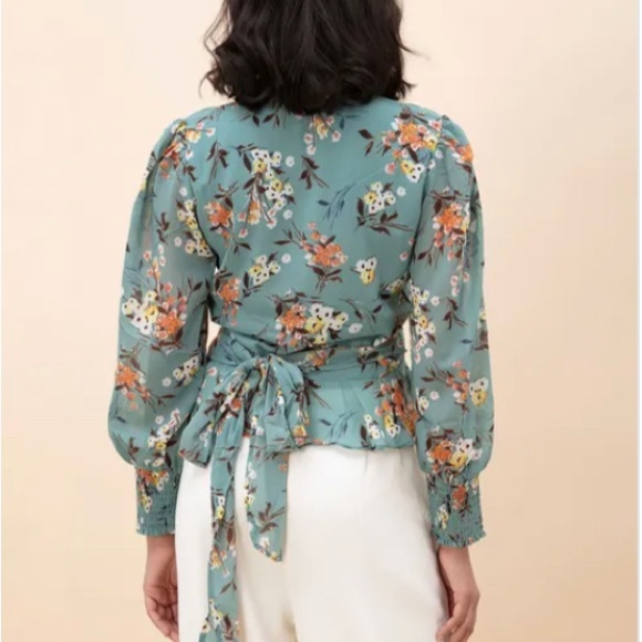 Wrap around top NWT - Picture 4 of 7